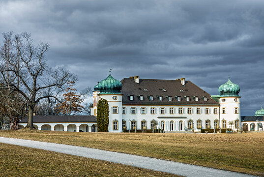 Dunkle Wolken &uuml;ber dem Schlo&szlig; H&ouml;henried im Winter, ohne Schnee, Bernried, am Starnberger See, Bayern, Oberbayern, Deutschland, Europa