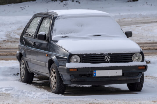 Polska, Ostrowiec Świętokrzyski, 16 lutego 2026, 12:33 Volkswagen Golf &ndash; kanciasty klasyk na śniegu. Pojazd charakteryzuje się kanciastą sylwetką typową dla klasycznych modeli. Śnieg pokrywa otoczenie