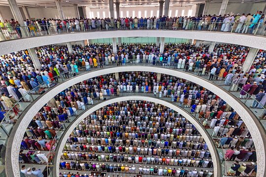 Dhaka, Bangladesh, on March 6, 2026: Muslim worshippers offer Friday (Jumu&acirc;&euro;&trade;ah) prayers at Masjid Al Mustafa in United City during Ramadan, a striking example of contemporary mosque architecture.