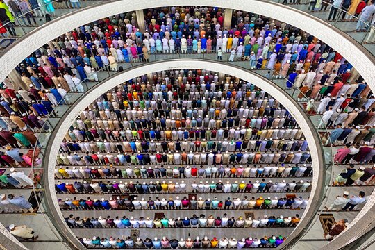 Dhaka, Bangladesh, on March 6, 2026: Muslim worshippers offer Friday (Jumu&acirc;&euro;&trade;ah) prayers at Masjid Al Mustafa in United City during Ramadan, a striking example of contemporary mosque architecture.