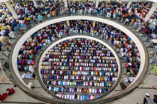 Dhaka, Bangladesh, on March 6, 2026: Muslim worshippers offer Friday (Jumu&acirc;&euro;&trade;ah) prayers at Masjid Al Mustafa in United City during Ramadan, a striking example of contemporary mosque architecture.