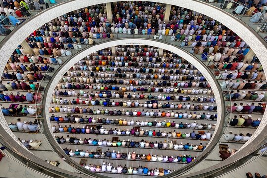 Dhaka, Bangladesh, on March 6, 2026: Muslim worshippers offer Friday (Jumu&acirc;&euro;&trade;ah) prayers at Masjid Al Mustafa in United City during Ramadan, a striking example of contemporary mosque architecture.
