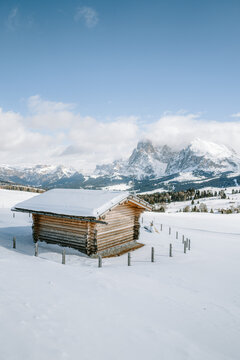Blick von der Seiser Alm auf das Langkofelmassiv im Winter mit H&uuml;tten, Skipisten und Langlaufloipen im Vordergrund