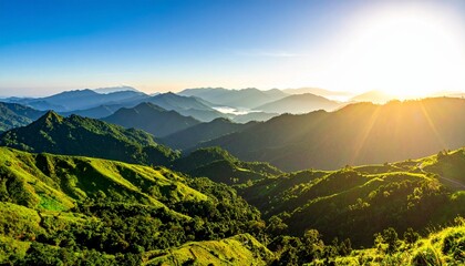 展望台から見渡す新緑の重なる山並みと朝の光が差し込む清々しい晴天の景観写真