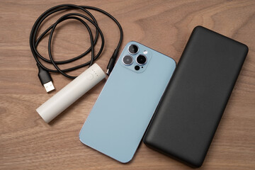 スマホと充電ケーブルとモバイルバッテリー