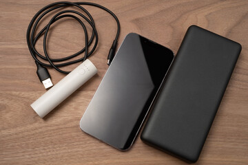 スマホと充電ケーブルとモバイルバッテリー