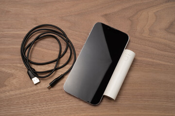 スマホと充電ケーブルとモバイルバッテリー