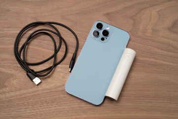 スマホと充電ケーブルとモバイルバッテリー