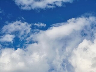 Obraz premium Majestic White Clouds against a Vibrant Blue Sky