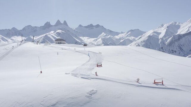 Zone ludique au sommet d'une station de ski