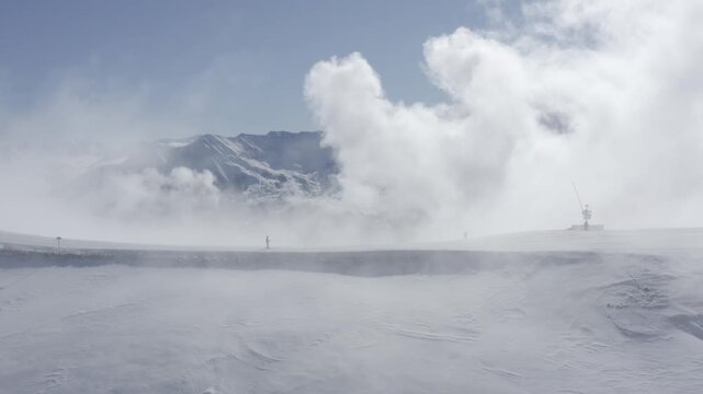 Piste de ski sortant des nuage