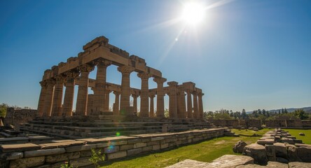 Obraz premium Ancient stone temple ruins under bright sky