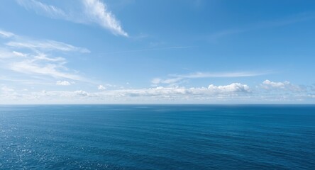 Obraz premium Azure sky spreading across ocean horizon with soft summer breeze