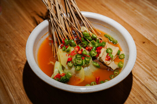 Leshan pot chicken has been a traditional Sichuan snack for 100 years, which refers to cold slices of chicken, served with chili sauce containing many spices in a pottery pot (Bobo).