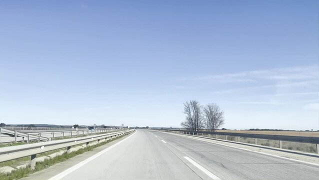 En coche conduciendo y viajando por carretera de autopista y asfalto con vista interior de conductor en desplazamiento desde parabrisas