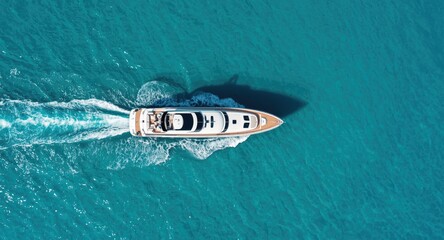 Naklejka premium drone view of opulent boat cruising on bright azure ocean surface