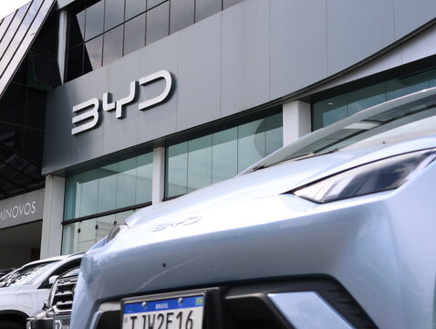 Ve&iacute;culo el&eacute;trico BYD estacionado em concession&aacute;ria representando inova&ccedil;&atilde;o tecnol&oacute;gica, sustentabilidade e avan&ccedil;o da mobilidade el&eacute;trica. Mogi das Cruzes SP 10 Abril 2026