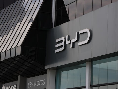 Fachada da concession&aacute;ria BYD em Mogi das Cruzes, SP, registrada em 10 de junho de 2026, destacando arquitetura moderna, vidro, comunica&ccedil;&atilde;o visual e setor automotivo.