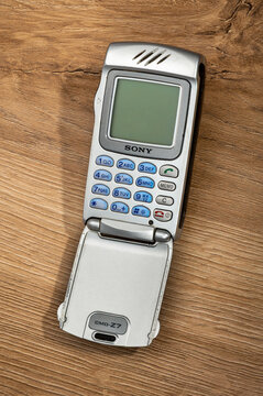 Vintage Sony CMD Z7 cellular phone from 2001