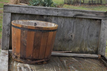 Obraz premium Wooden Barrel on a Trailer