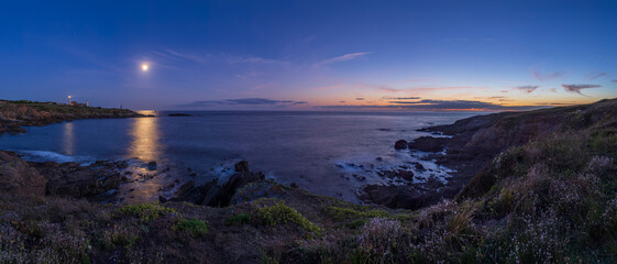 Obraz premium Full moon reflecting over Atlantic coast at Le Conquet