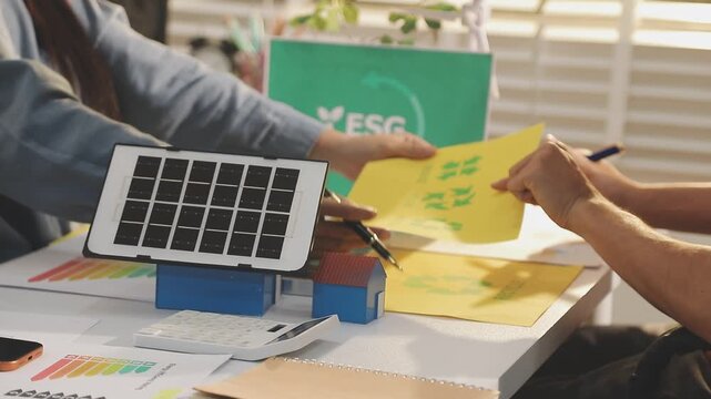 business team discussion reusable product in office,start up eco-friendly business,environmental protection,sustainable business model,ESG strategy,sustainability,team meeting,ESG Report concept