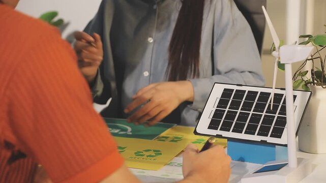 business team discussion reusable product in office,start up eco-friendly business,environmental protection,sustainable business model,ESG strategy,sustainability,team meeting,ESG Report concept