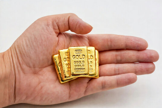 gold bars weighing 100 grams in the palm of your hand 5 pcs the inscription gold and the weight of 100 grams are clearly visible top view empty space on the right side of the palmar