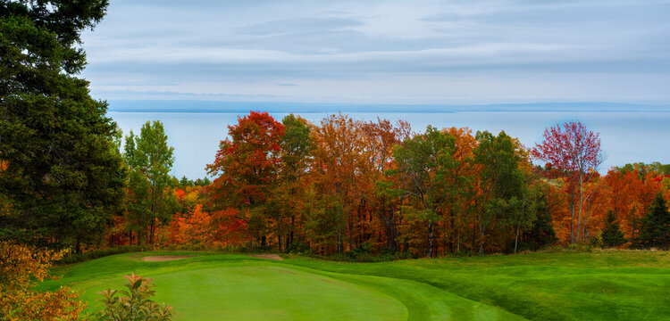 Golfplatz bei Baie-Saint-Paul am Nordufer des Lorenz Stroms an der M&uuml;ndung des  Gouffre River in MRC Charlevoix in der kanadischen Provinz Qu&eacute;bec im Herbst bei herbstlich gef&auml;rbten Laubb&auml;umen