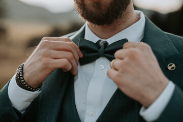 Marié ajustant son noeud papillon avant la cérémonie  © Alexandre