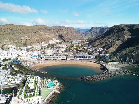 Puerto De Mogan - Gran Canaria - Wyspy Kanaryjskie - Hiszpania - nadmorska miejscowość zwana Wenecją Wysp Kanaryjskich. Zdjęcie z drona, klify, ocean, fale, piękne uliczki i kanały