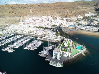 Puerto De Mogan - Gran Canaria - Wyspy Kanaryjskie - Hiszpania - nadmorska miejscowość zwana Wenecją Wysp Kanaryjskich. Zdjęcie z drona, klify, ocean, fale, piękne uliczki i kanały © Konrad