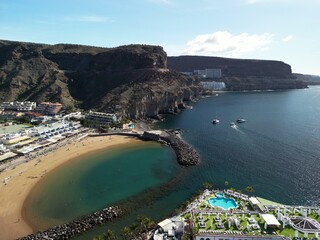 Puerto De Mogan - Gran Canaria - Wyspy Kanaryjskie - Hiszpania - nadmorska miejscowość zwana Wenecją Wysp Kanaryjskich. Zdjęcie z drona, klify, ocean, fale, piękne uliczki i kanały © Konrad