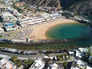 Puerto De Mogan - Gran Canaria - Wyspy Kanaryjskie - Hiszpania - nadmorska miejscowość zwana Wenecją Wysp Kanaryjskich. Zdjęcie z drona, klify, ocean, fale, piękne uliczki i kanały © Konrad