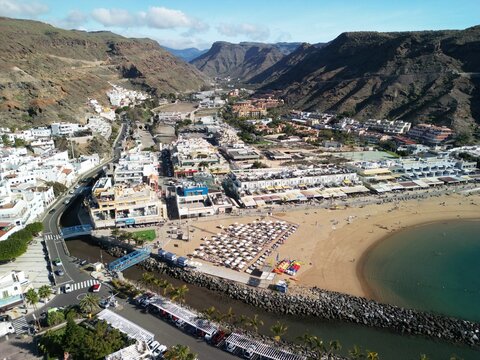 Puerto De Mogan - Gran Canaria - Wyspy Kanaryjskie - Hiszpania - nadmorska miejscowość zwana Wenecją Wysp Kanaryjskich. Zdjęcie z drona, klify, ocean, fale, piękne uliczki i kanały