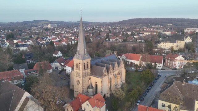 Drohnenaufnahme der evangelisch-lutherischen Marienkirche auf dem Stiftberg in Herford &ndash; Luftbild der Kirche mit umliegendem Wohngebiet und Landschaft