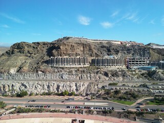 Amadores - Gran Canaria - Wyspy Kanaryjskie - Hiszpania - najpiękniejsza plaża na wyspie, zdjęcie zrobione dronem, klify, plaża, ocean, turkusowa woda © Konrad
