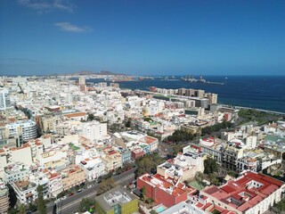 Las Palmas - Gran Canaria - Wyspy Kanaryjskie - Hiszpania - piękna szeroka plaża, ocean, miasto, stolica wyspy zdjęcie wykonane dronem © Konrad