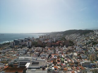 Las Palmas - Gran Canaria - Wyspy Kanaryjskie - Hiszpania - piękna szeroka plaża, ocean, miasto, stolica wyspy zdjęcie wykonane dronem © Konrad