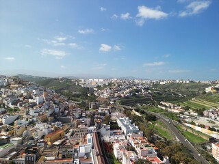Las Palmas - Gran Canaria - Wyspy Kanaryjskie - Hiszpania - piękna szeroka plaża, ocean, miasto, stolica wyspy zdjęcie wykonane dronem
