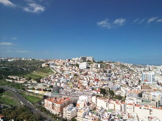 Las Palmas - Gran Canaria - Wyspy Kanaryjskie - Hiszpania - piękna szeroka plaża, ocean, miasto, stolica wyspy zdjęcie wykonane dronem © Konrad