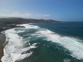 Las Palmas - Gran Canaria - Wyspy Kanaryjskie - Hiszpania - piękna szeroka plaża, ocean, miasto, stolica wyspy zdjęcie wykonane dronem © Konrad
