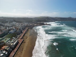 Las Palmas - Gran Canaria - Wyspy Kanaryjskie - Hiszpania - piękna szeroka plaża, ocean, miasto, stolica wyspy zdjęcie wykonane dronem © Konrad