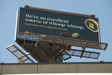 Naklejka premium oblique angle view of a rooftop billboard advertising sign for Betty online gambling in Toronto