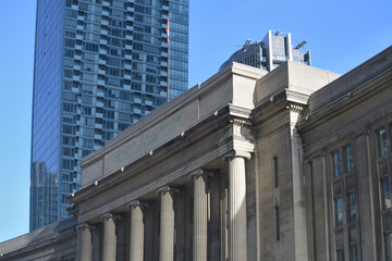Naklejka premium perspective view of Dominion Public Building, a government office, located at 1 Front St W, Toronto