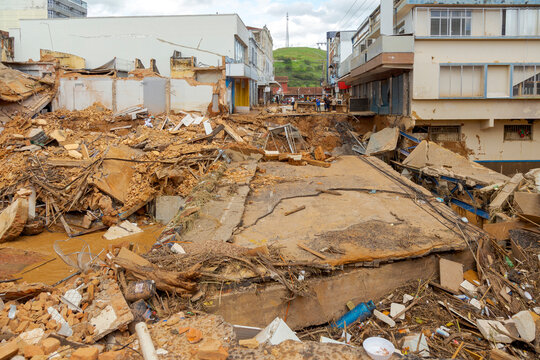 Desabamento de pr&eacute;dios comerciais e residencias na Avenida Cristiano Ro&ccedil;as, na cidade de Ub&aacute;, estado de Minas Gerais, Brasil, pela queda de ponte, causada por fortes chuvas e enchente do Rio Ub&aacute;