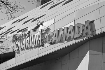 Naklejka premium black and white view of sign on the exterior of Ripley's Aquarium of Canada located at 288 Bremner Blvd, Toronto