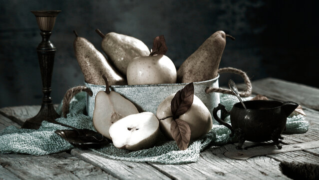 Natura morta con frutti e foglie autunnali.