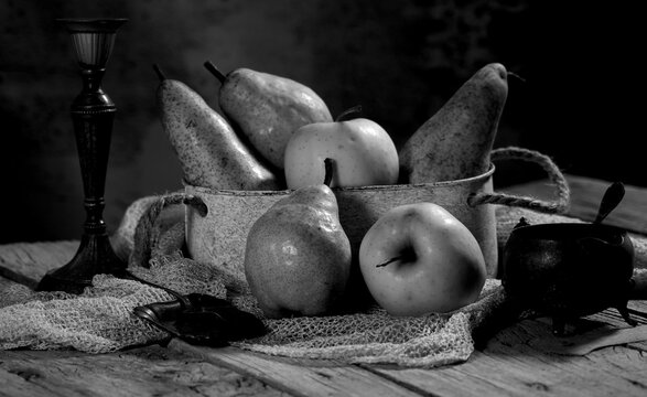 Natura morta con frutti e foglie autunnali.