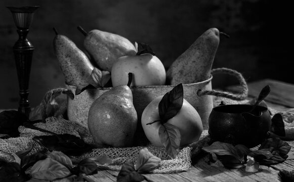 Natura morta con frutti e foglie autunnali.